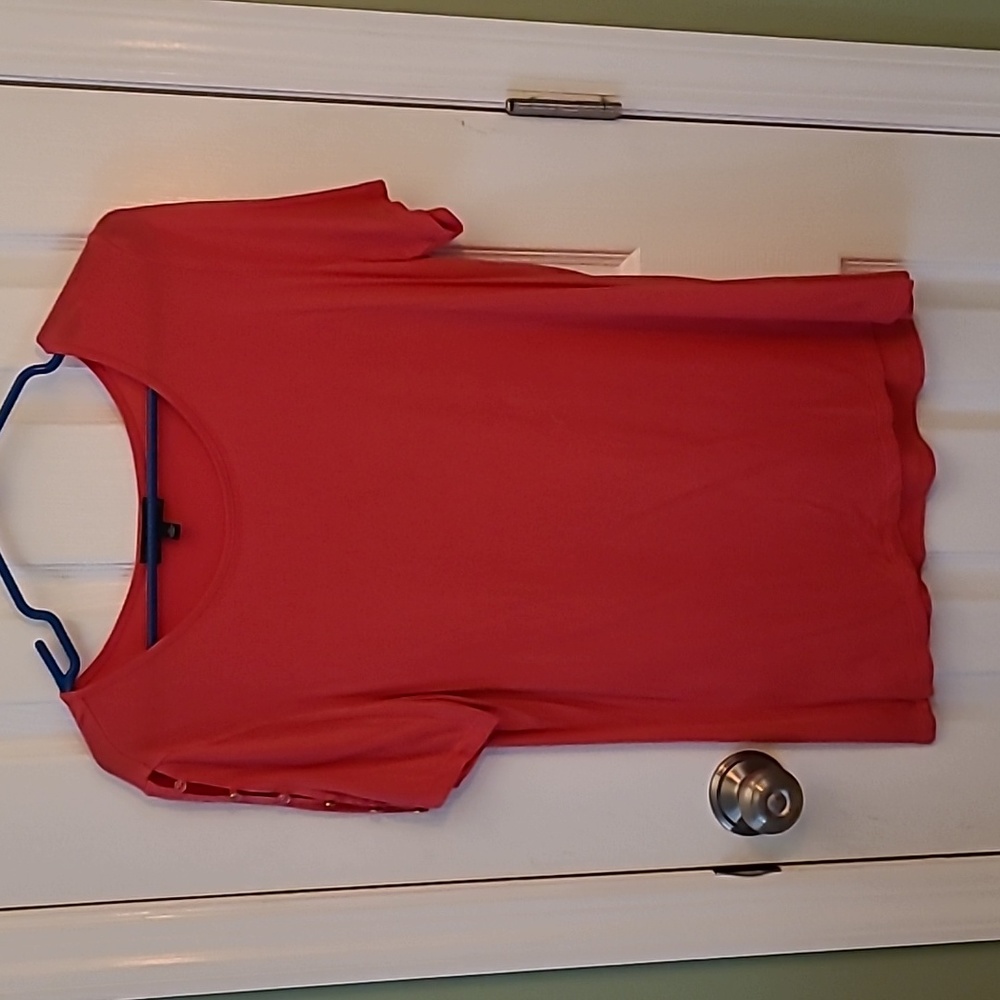 Coral t-shirt with split button sleeve